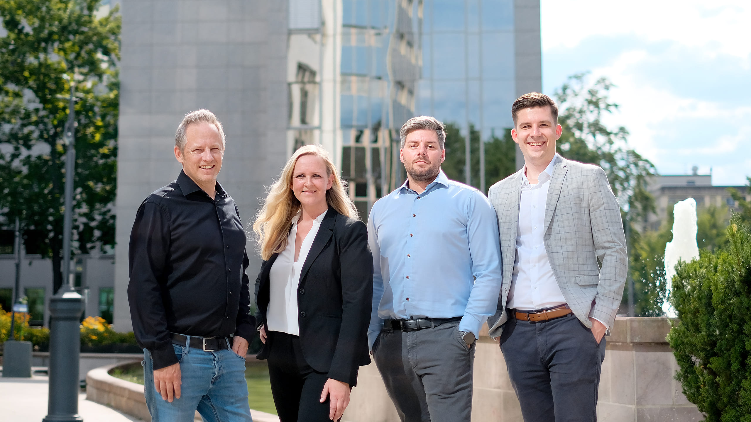 EPnP Kundenberater in der Sonne vor modernem Gebäude