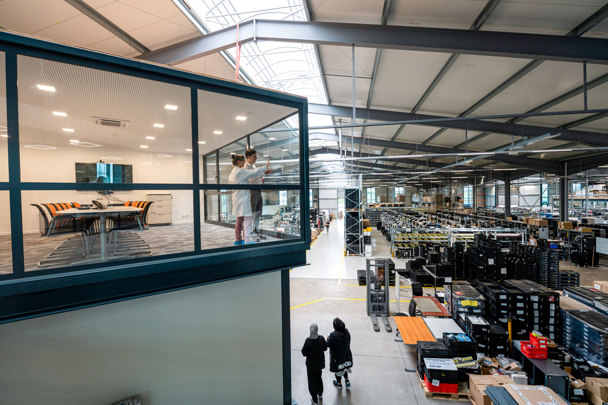 Werkshalle in Schweinfurt mit Glaskasten und Menschen