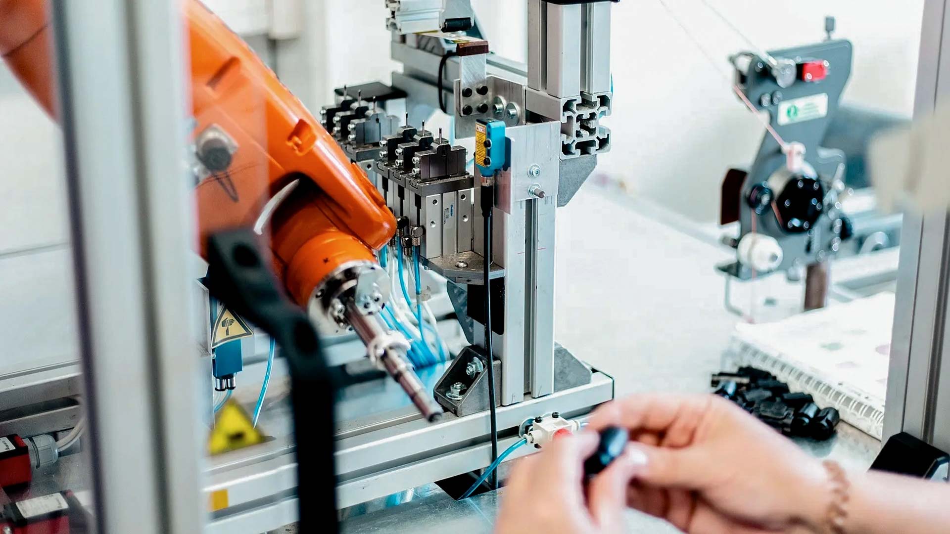Fertigung eines High-Performance-Antriebes als Makroaufnahme am Arbeitsplatz